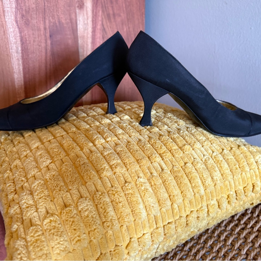 CHANEL Black Almond Pointed-Toe Fabric 3” Pumps 7.5 - Picture 6 of 11